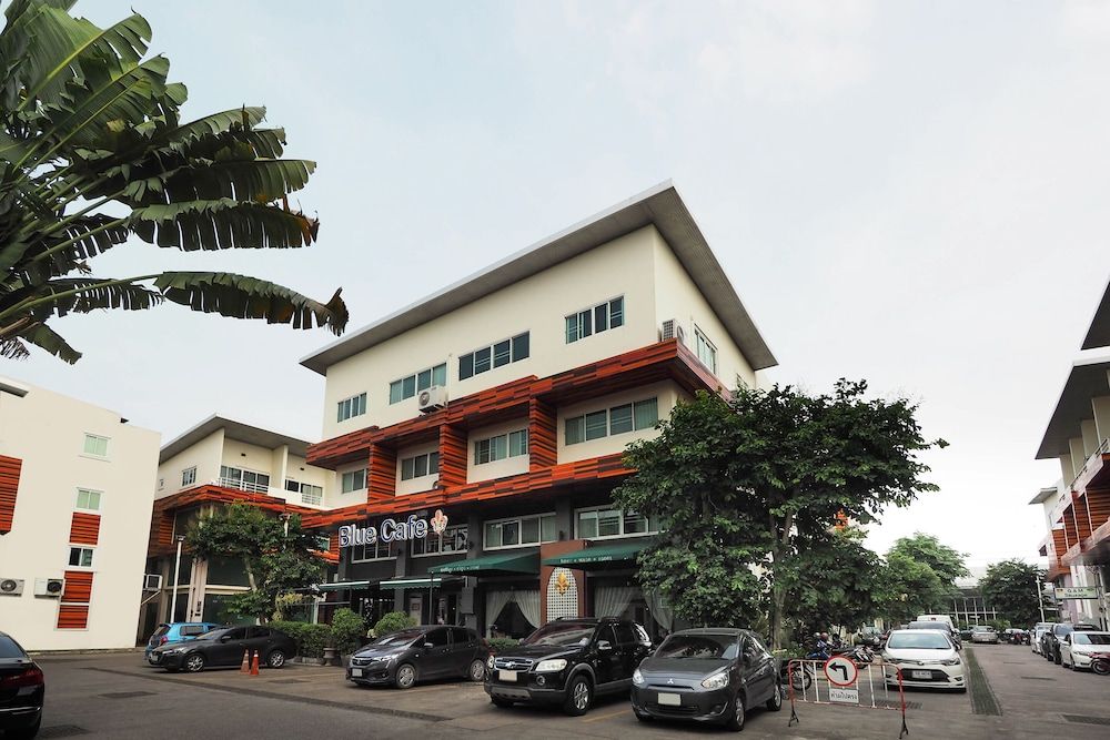 undefined OYO 995 Blue Cafe Apartment 3