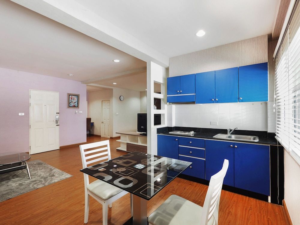 OYO 995 Blue Cafe Apartment Deluxe Double Room 5