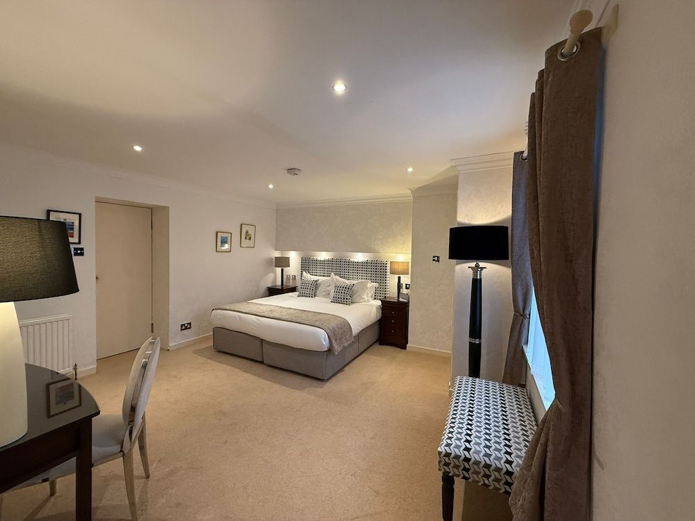 The Airds Hotel & Restaurant King or Twin Suite 8