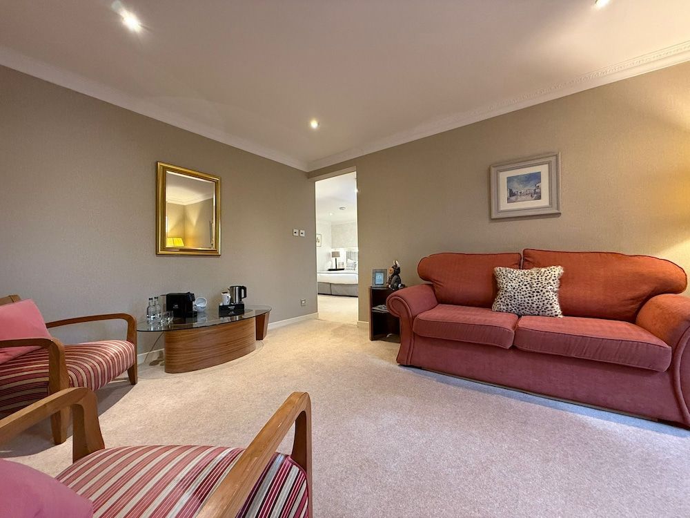 The Airds Hotel & Restaurant King or Twin Suite 18