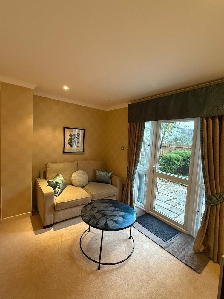 The Airds Hotel & Restaurant King or Twin Suite 13