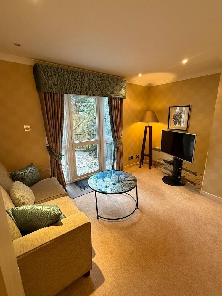 The Airds Hotel & Restaurant King or Twin Suite 12