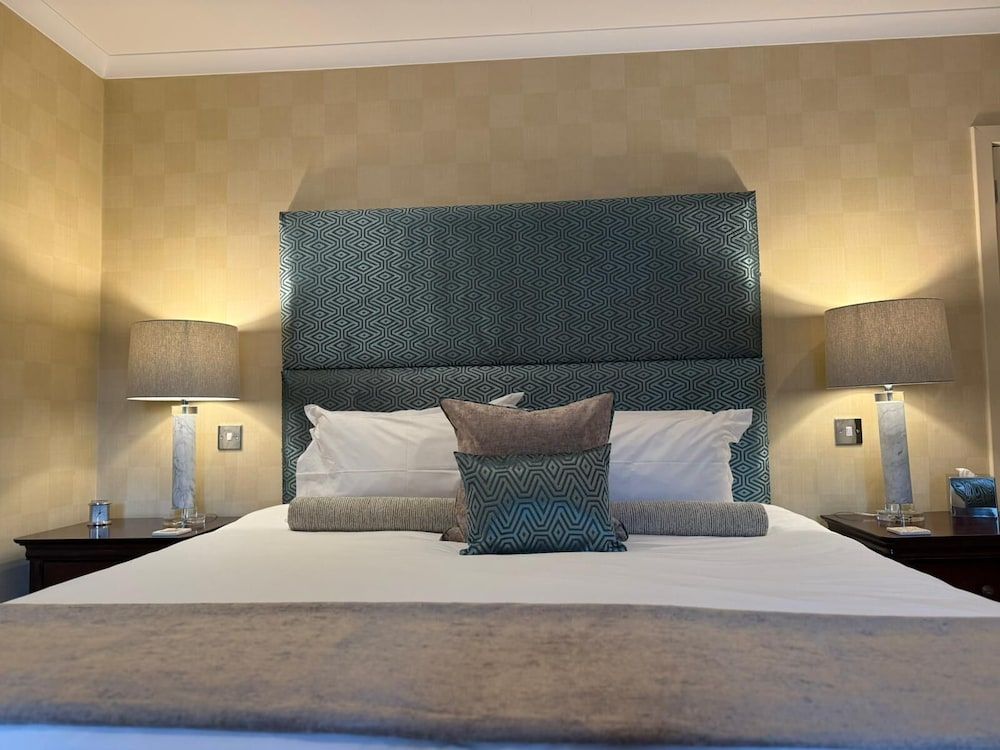 The Airds Hotel & Restaurant King or Twin Suite 5