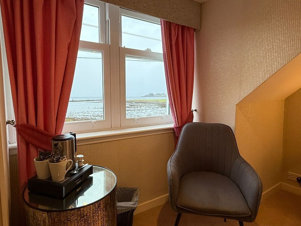 The Airds Hotel & Restaurant King or Twin Suite 15