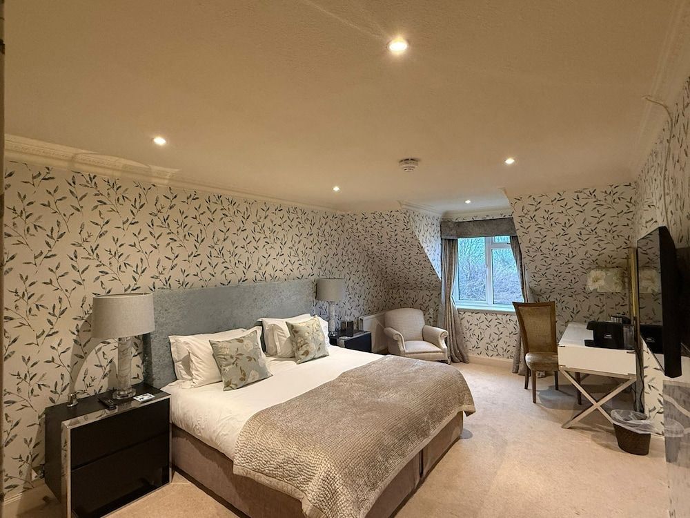 The Airds Hotel & Restaurant King or Twin Suite 6