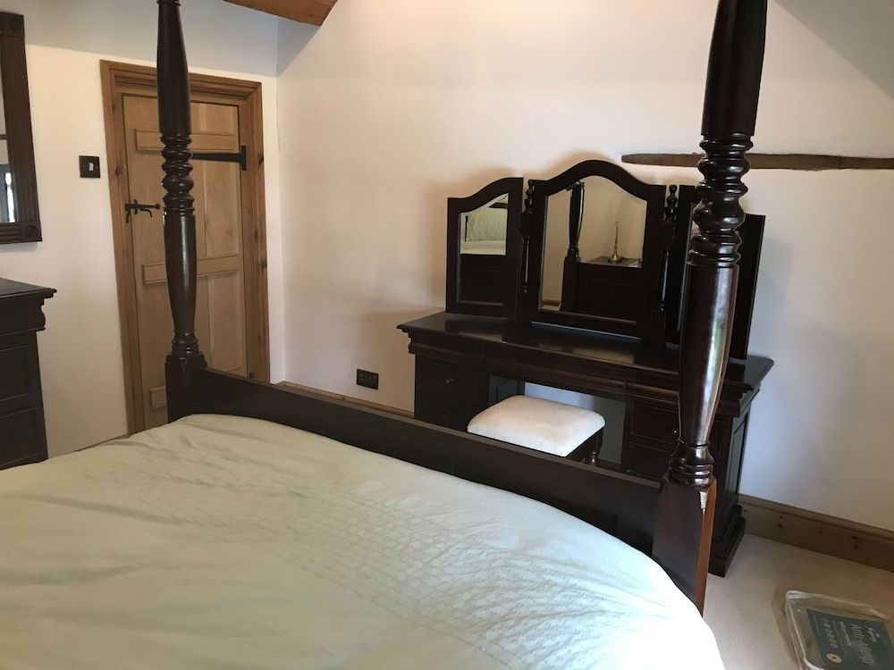 Village Period Cottage Next to a Idyllic Stream Cottage 4