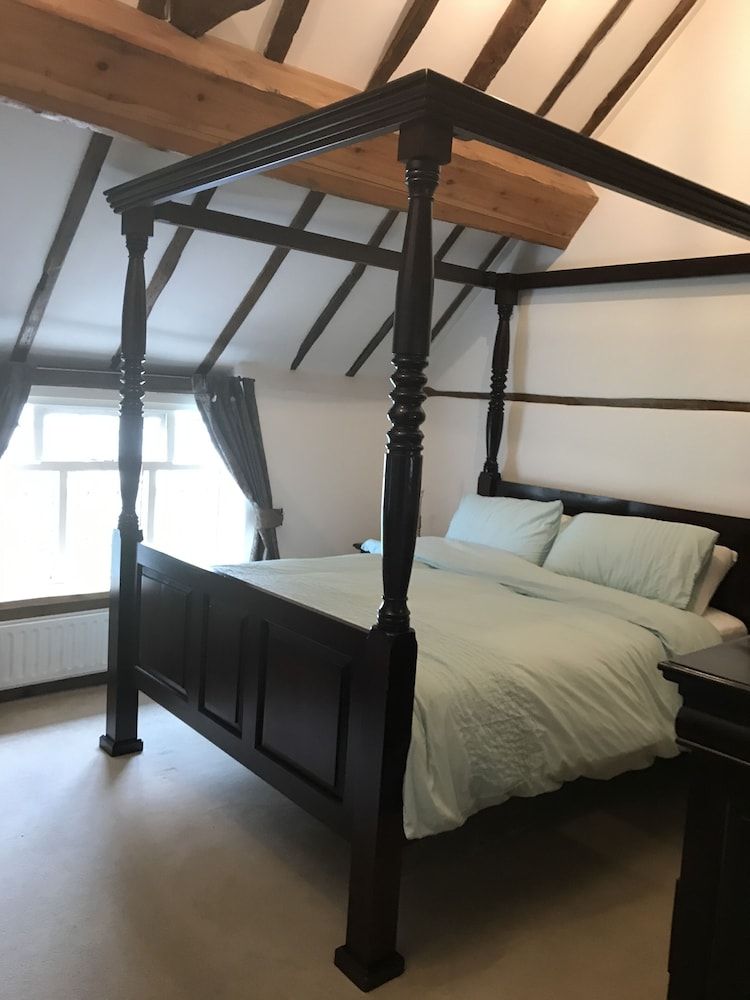 Village Period Cottage Next to a Idyllic Stream Cottage 3