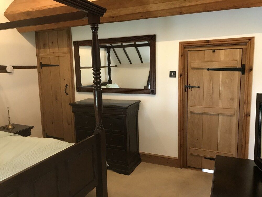 Village Period Cottage Next to a Idyllic Stream Cottage 19