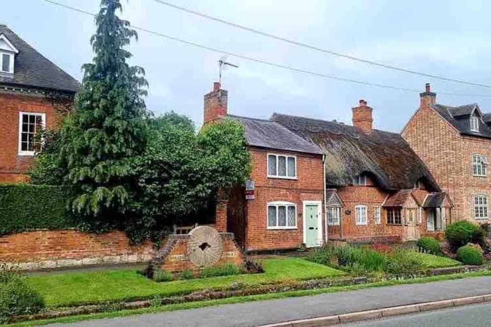 Village Period Cottage Next to a Idyllic Stream Cottage 37