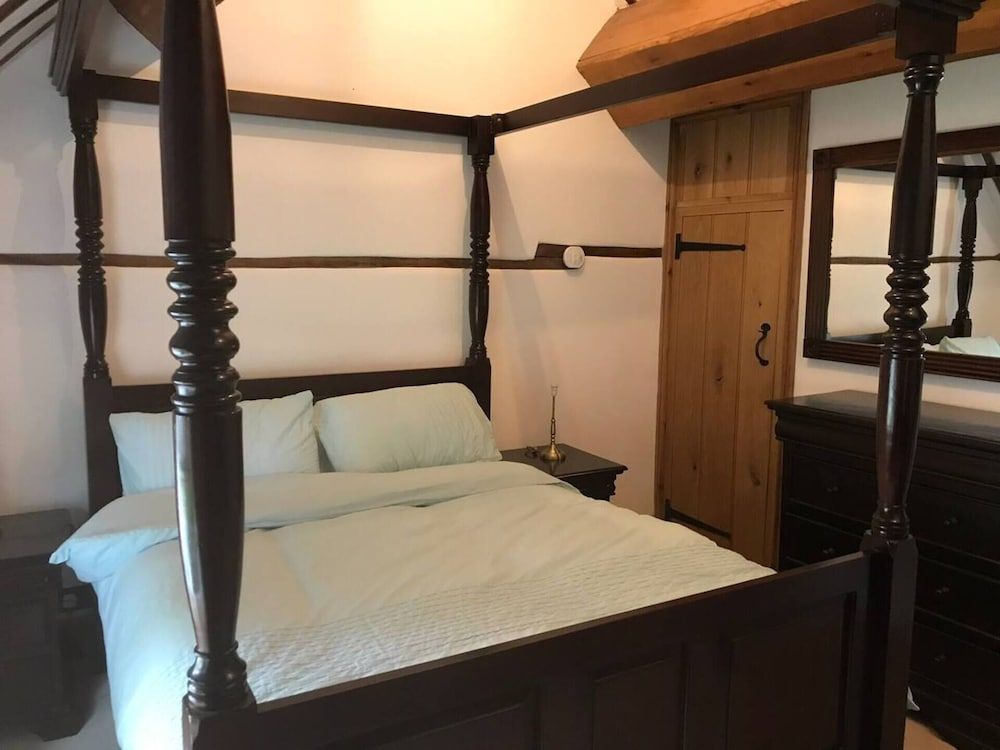 Village Period Cottage Next to a Idyllic Stream Cottage 5