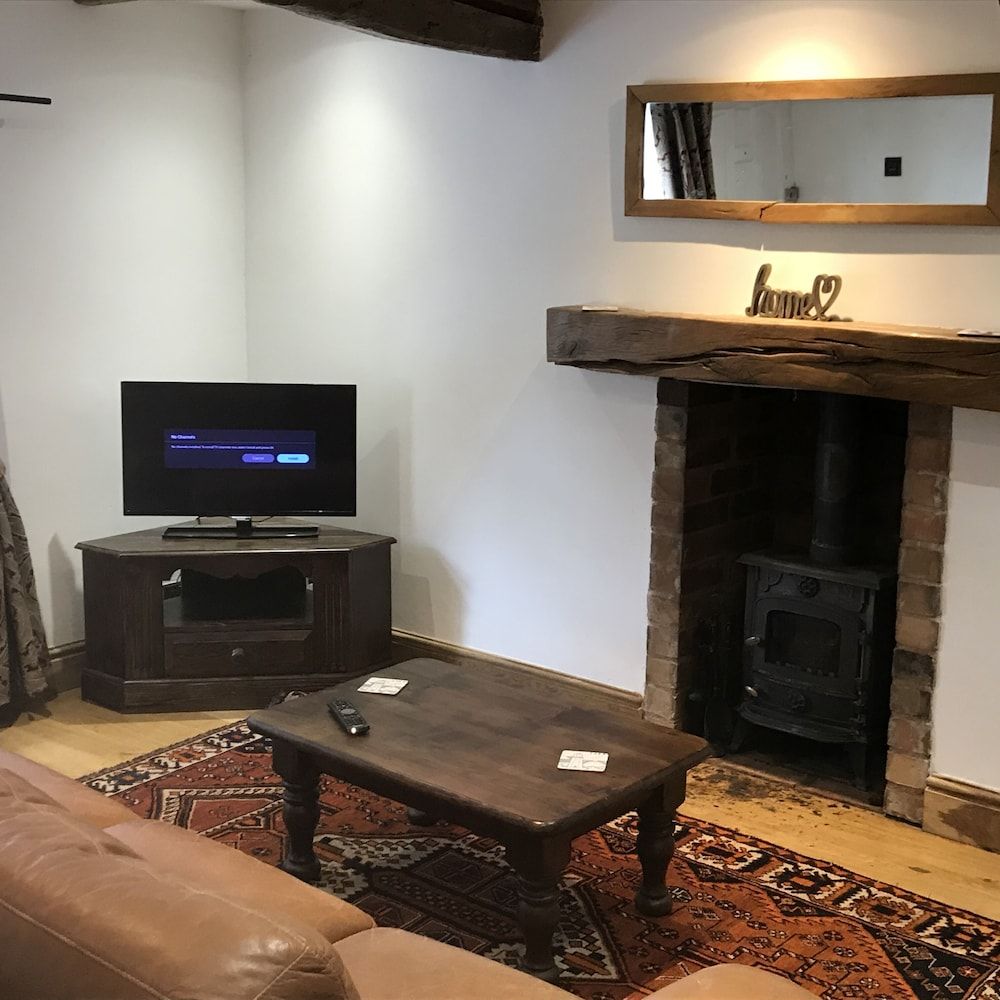 Village Period Cottage Next to a Idyllic Stream Cottage 9