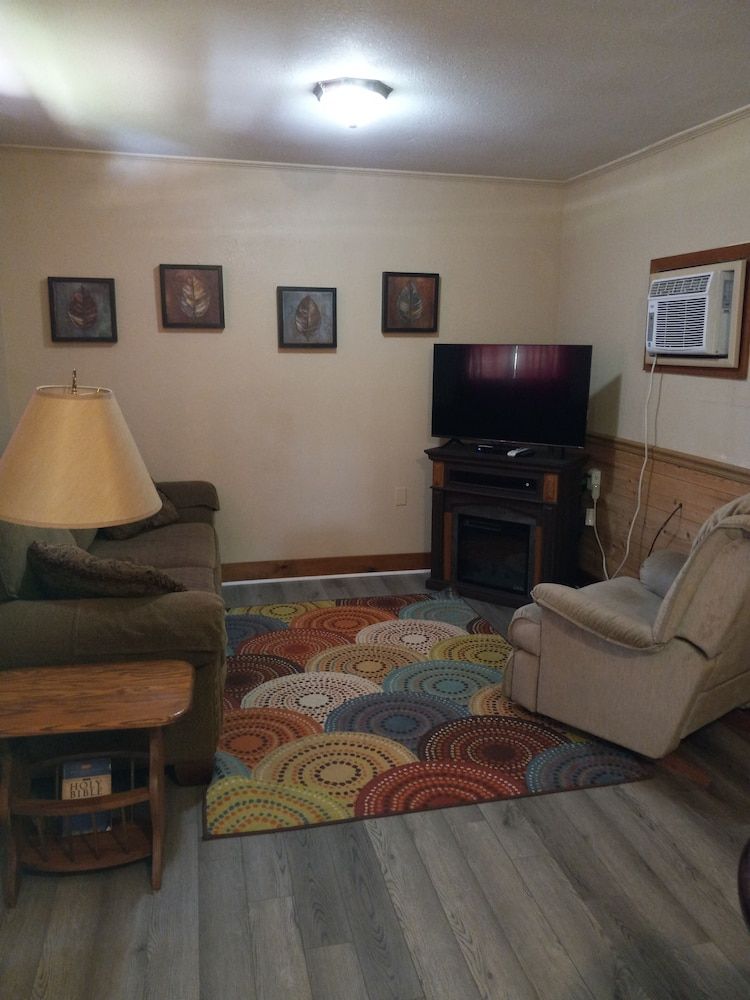 Cedar Falls Motel Comfort Cottage 3