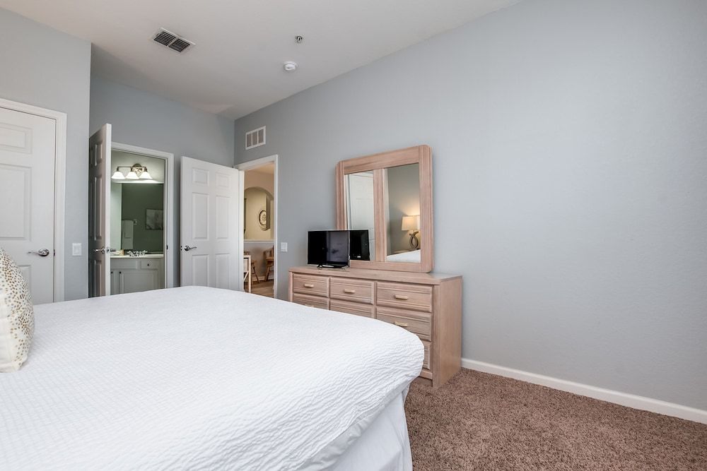 Newly Remodeled Lakeview Penthouse, Near Conv. Ctr Apartment (3 Bedrooms) 4