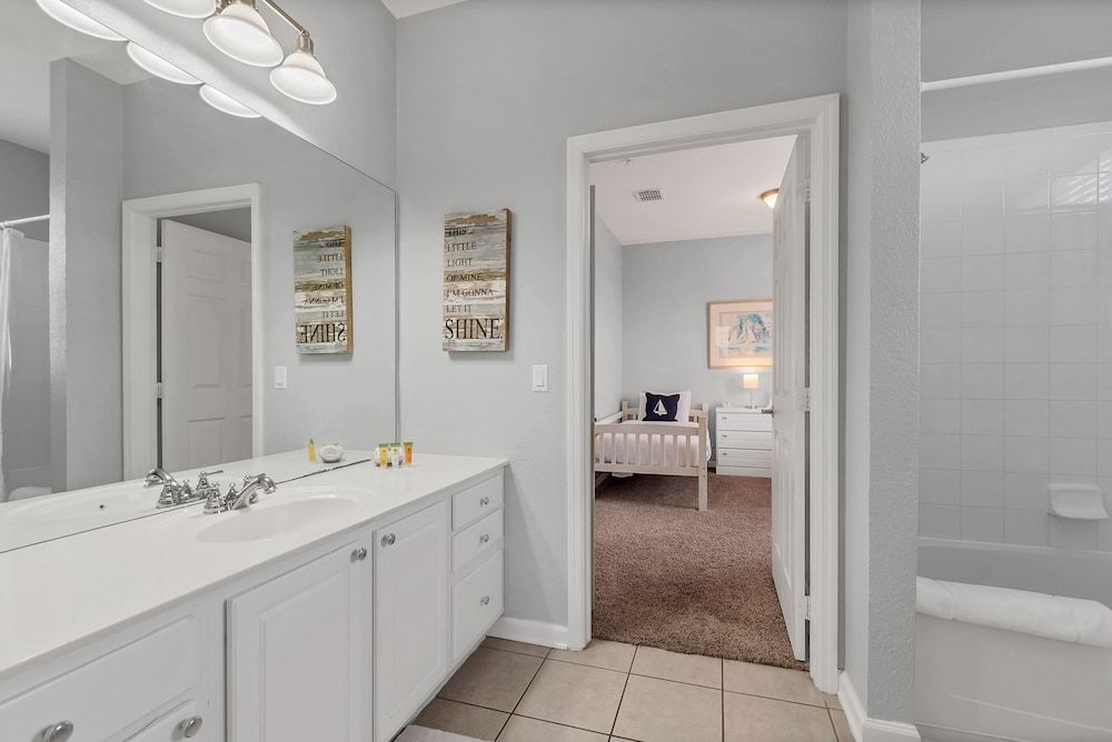 Newly Remodeled Lakeview Penthouse, Near Conv. Ctr Apartment (3 Bedrooms) 6