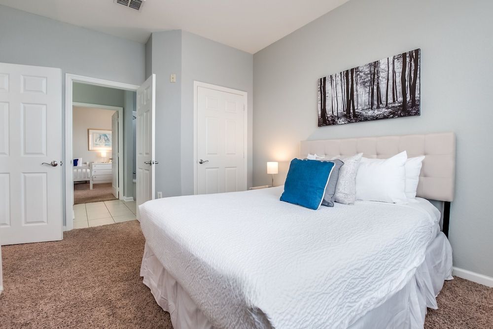 Newly Remodeled Lakeview Penthouse, Near Conv. Ctr Apartment (3 Bedrooms) 2