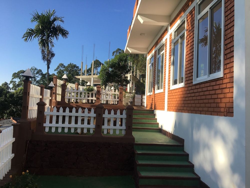 undefined Ella Red Rock 4