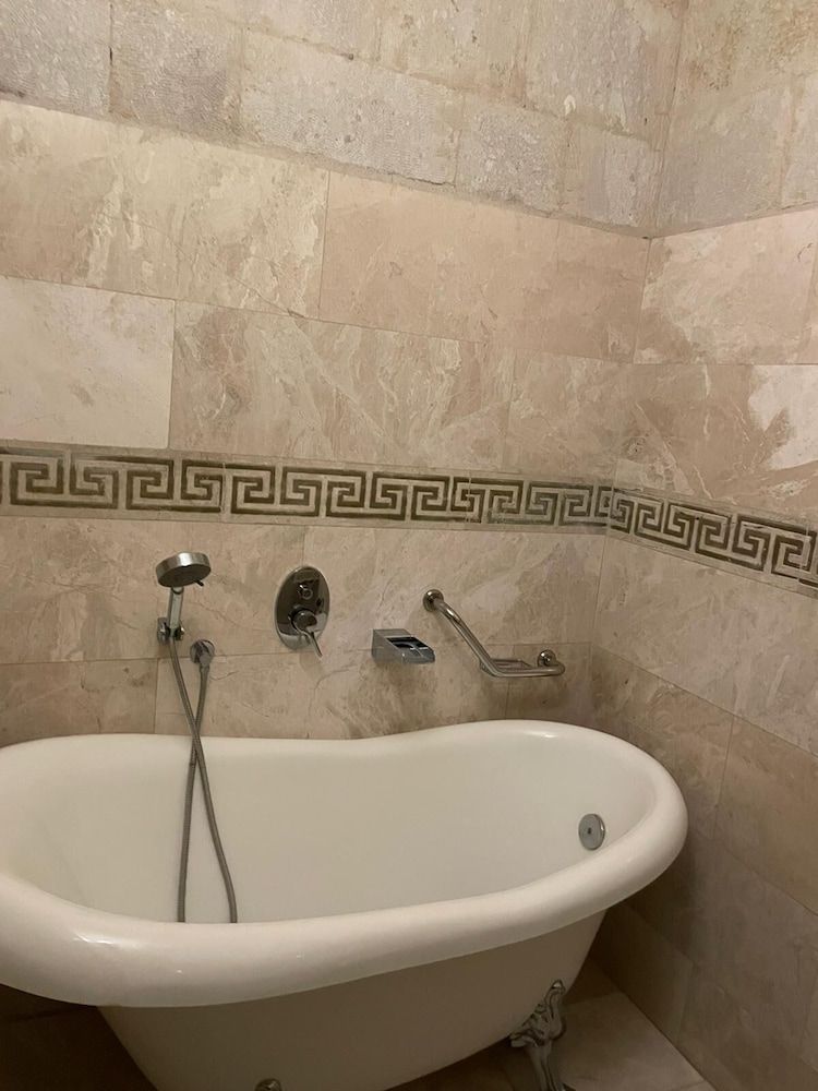 Deep Soaking Bathtub