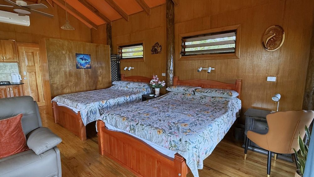 Luxury Studio Suite, 2 Queen Beds, Kitchen, Beachfront