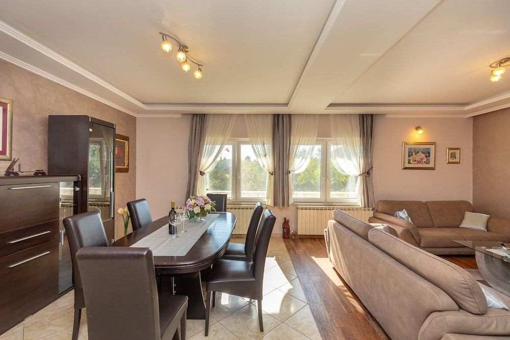 Holiday Home Trojkovic House (Four Bedroom Holiday Home with Pool) 30