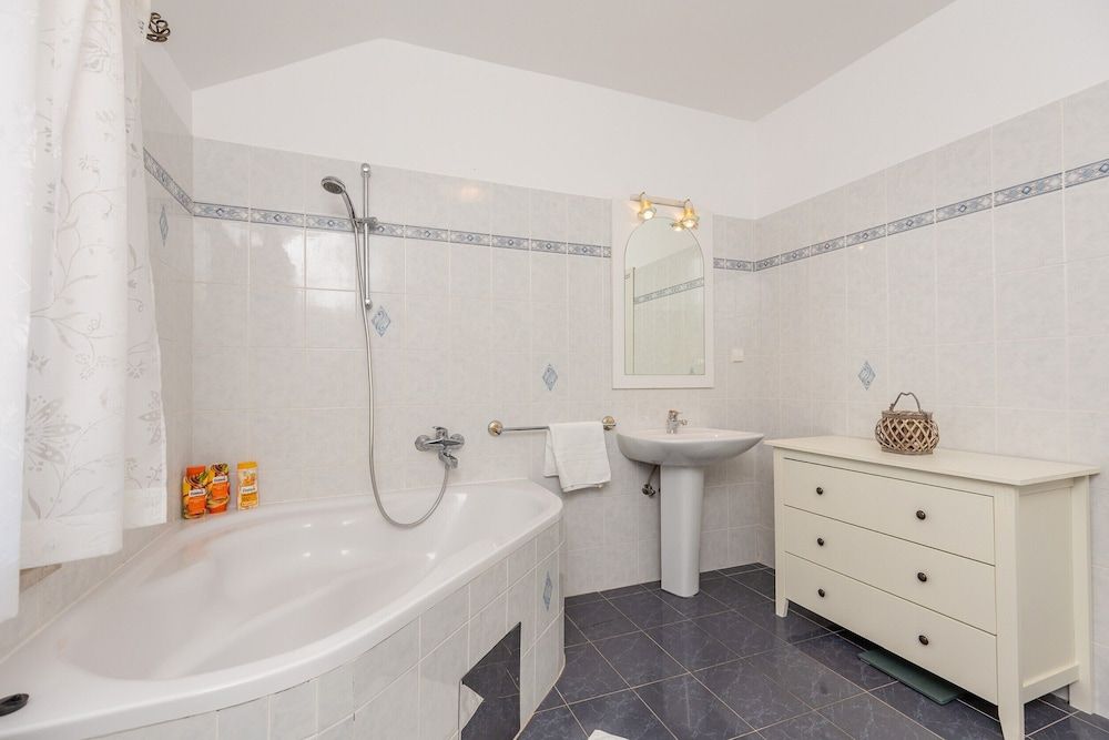 Holiday Home Trojkovic House (Four Bedroom Holiday Home with Pool) 25