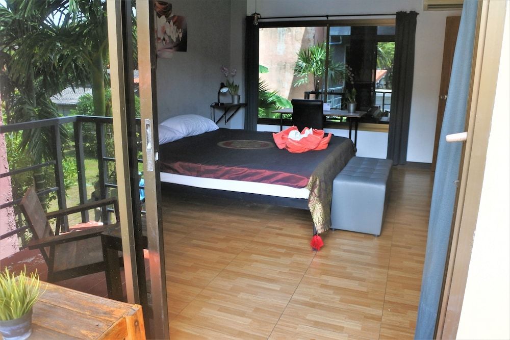 Hi Karon Beach Hotel Deluxe Room 20