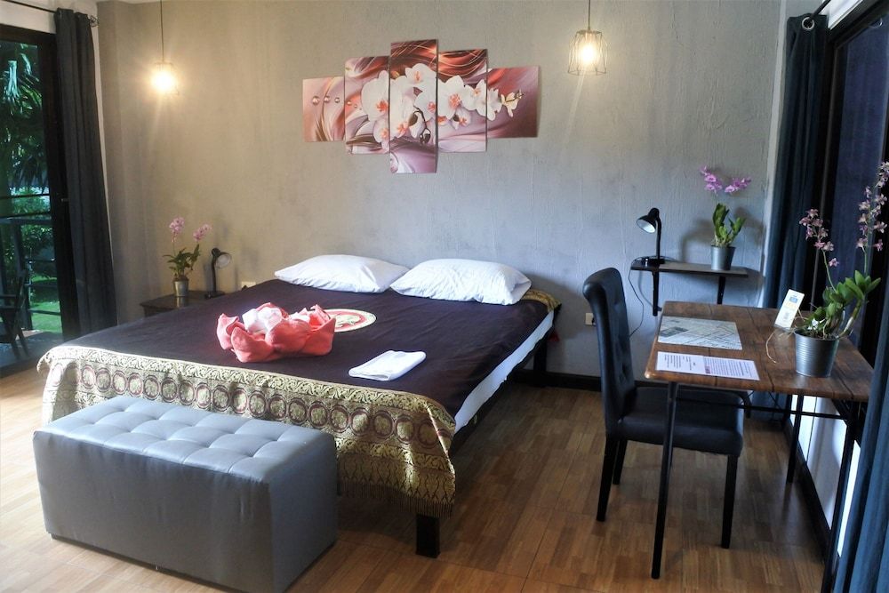 Hi Karon Beach Hotel Deluxe Room 4