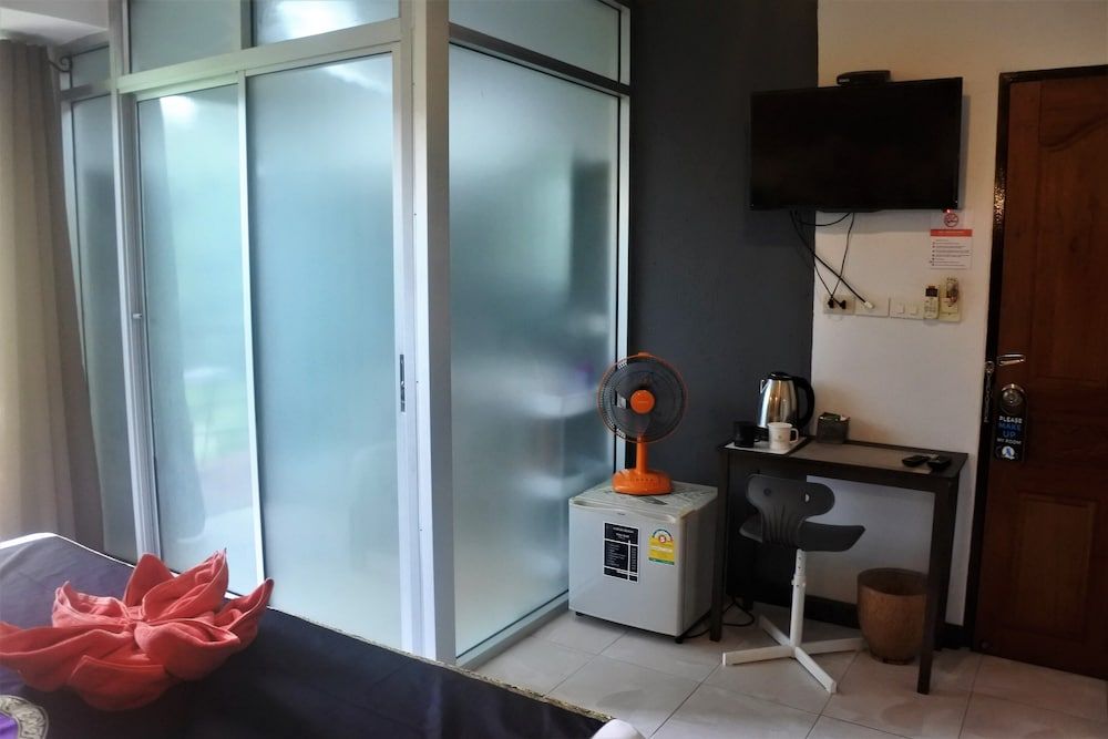 Hi Karon Beach Hotel Superior Room 11