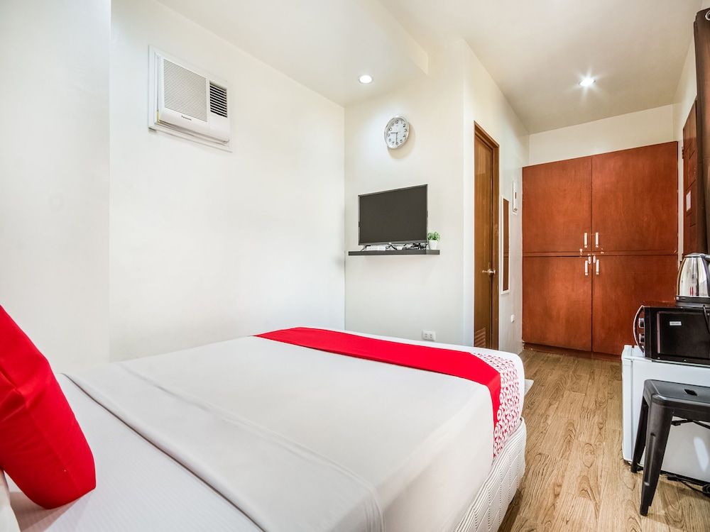 OYO 443 Maria Cristina Arcade Suites Standard Double Room 3