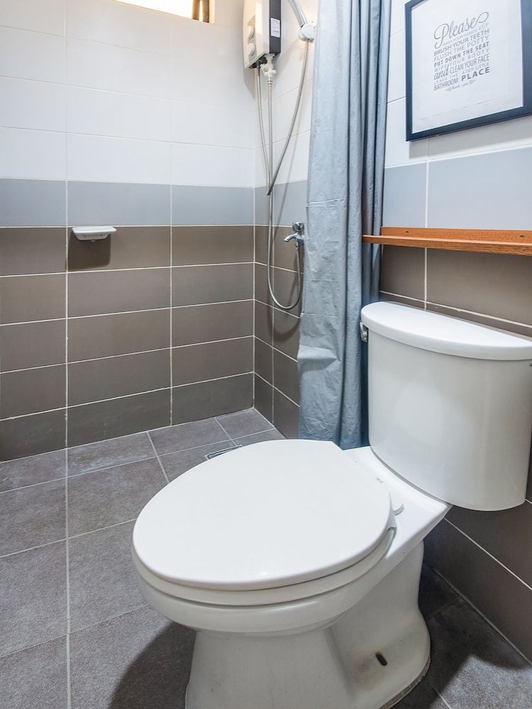 OYO 443 Maria Cristina Arcade Suites Superior Twin Room 4