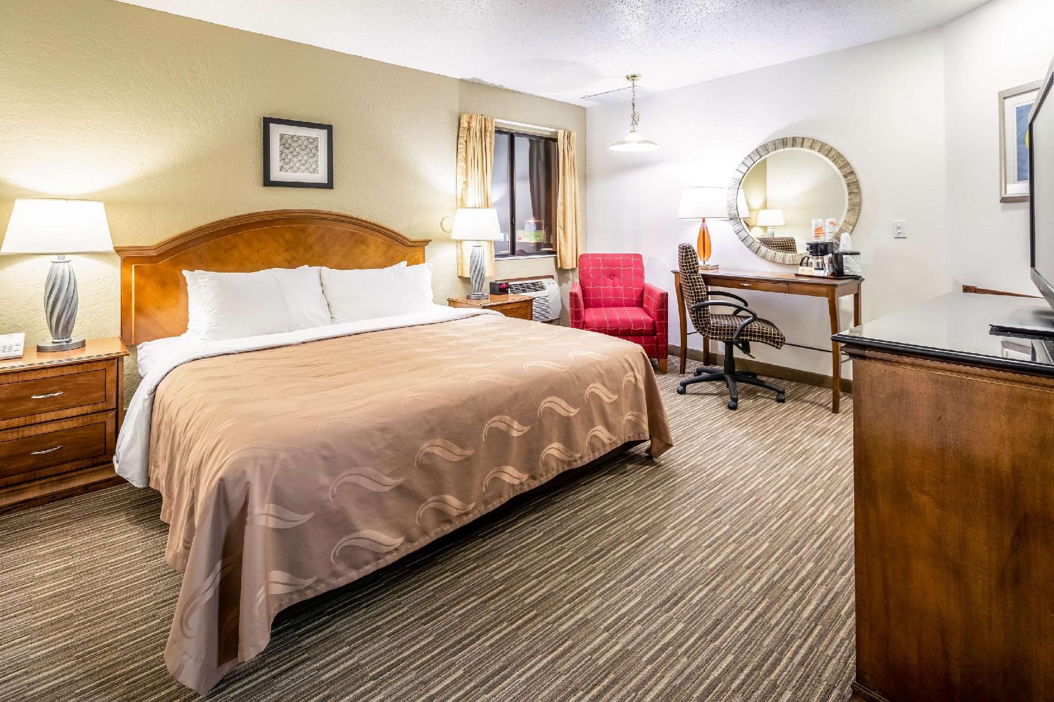 1 King Bed, Non-Smoking