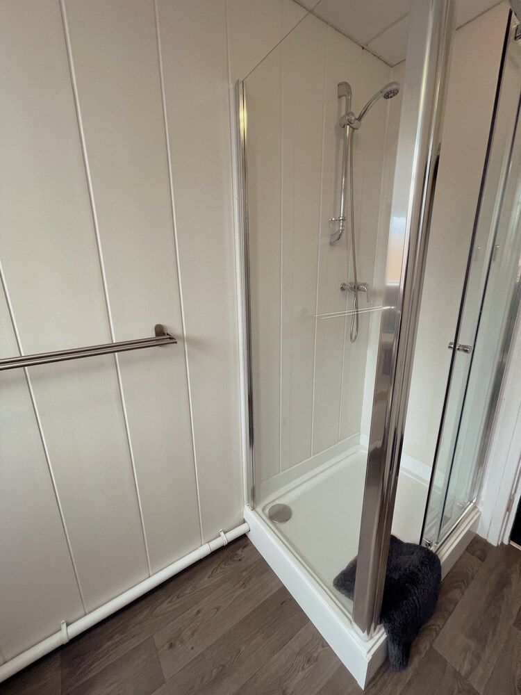 Contractor Accommodation - Cacco Standard Twin Room, Private Bathroom 3