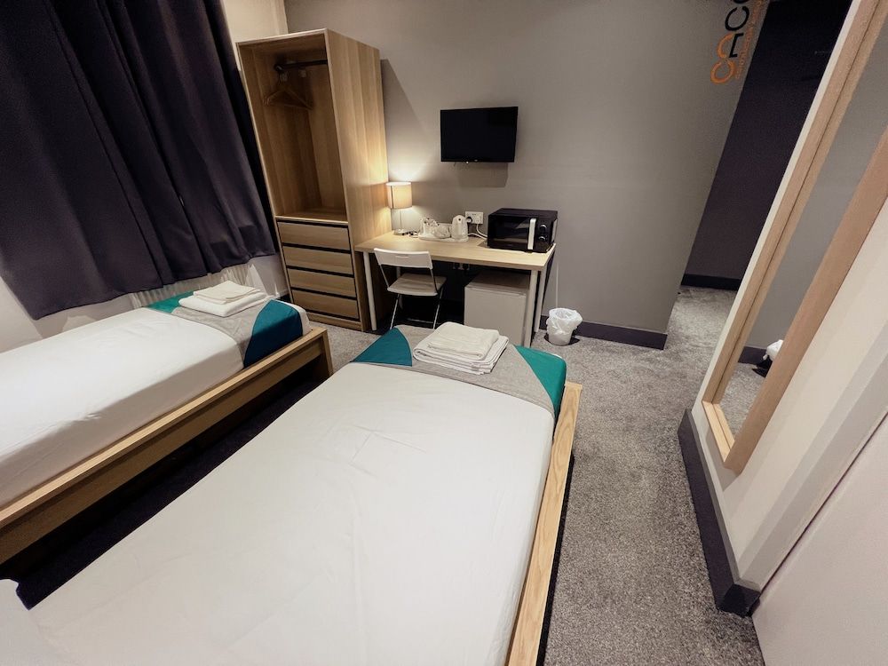 Contractor Accommodation - Cacco Twin Room, Ensuite 6