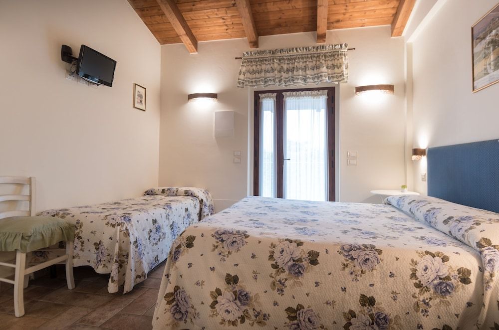 Rosa di Assisi Classic Triple Room, Private Bathroom (Acqua) 2