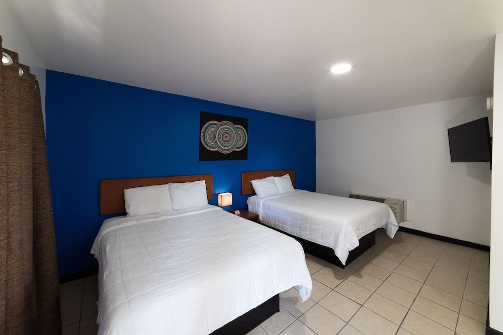 Standard Quadruple Room, 2 Queen Beds, Non Smoking, Refrigerator & Microwave