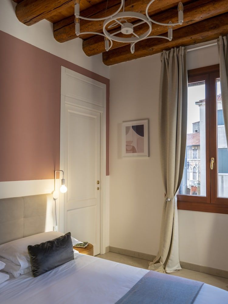Fosca Venice Rooms Superior Double Room, Non Smoking, Canal View 5