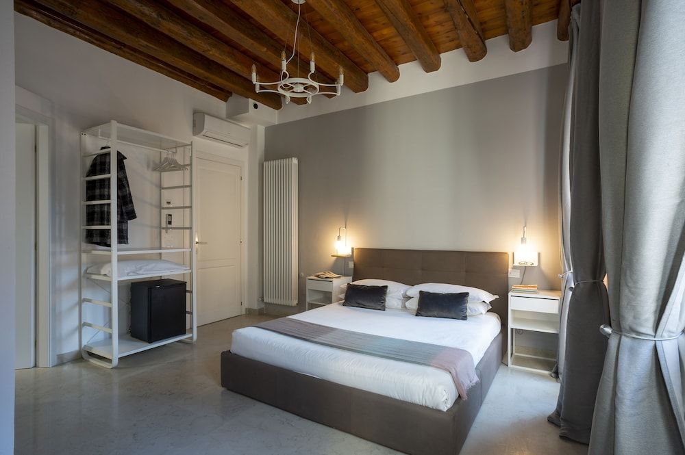 undefined Fosca Venice Rooms 6