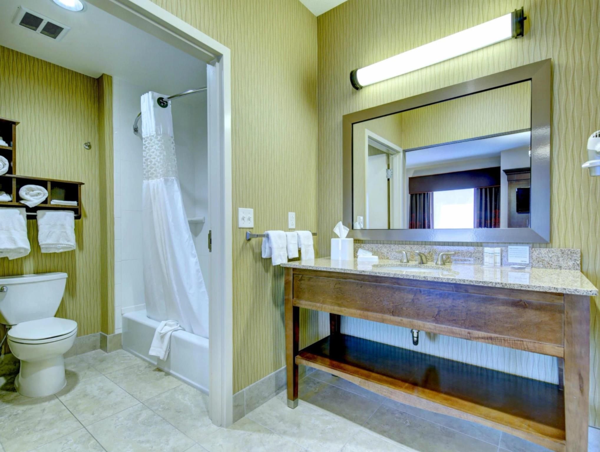 2 QUEENS MOBILITY/HEARING ACCESS TUB NOSMOK