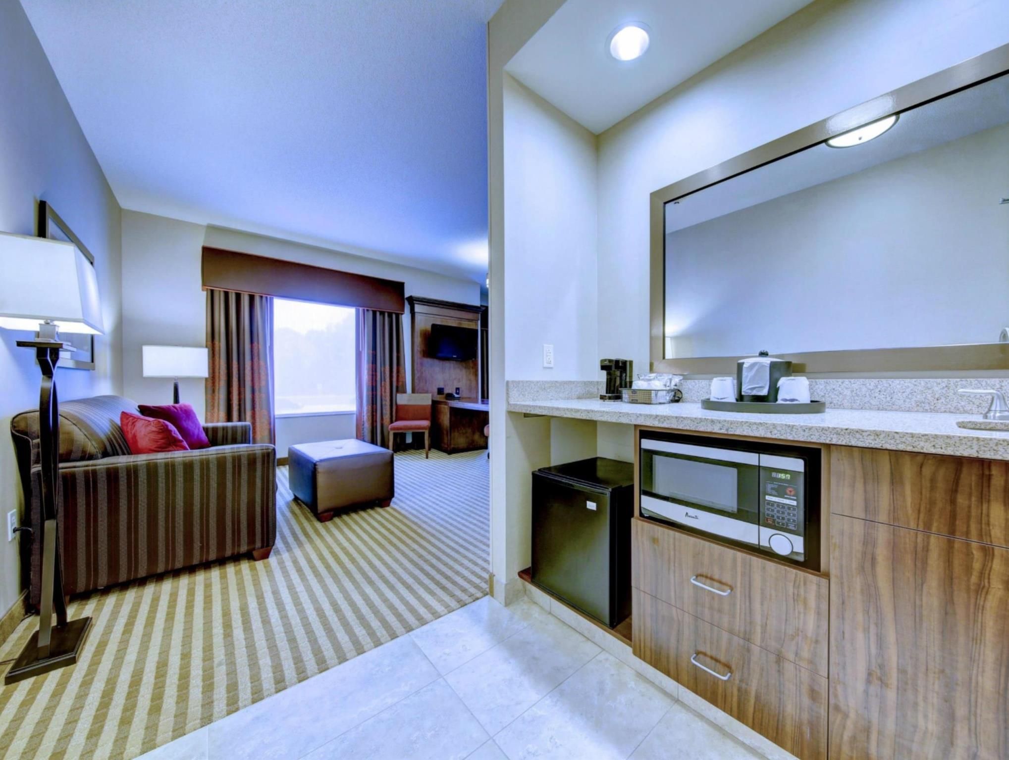 1 KING HEARING ACCESS STUDIO W/SOFABED NS