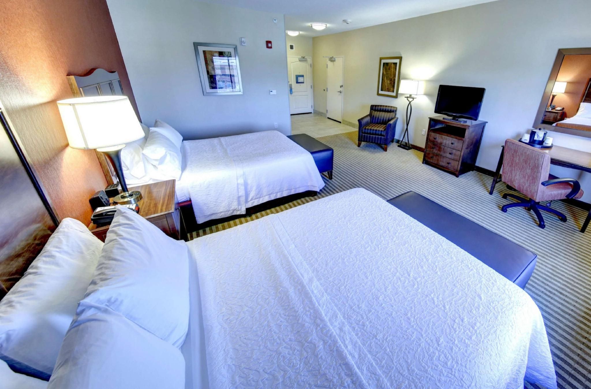 2 QUEENS MOBILITY/HEARING ACCESS TUB NOSMOK