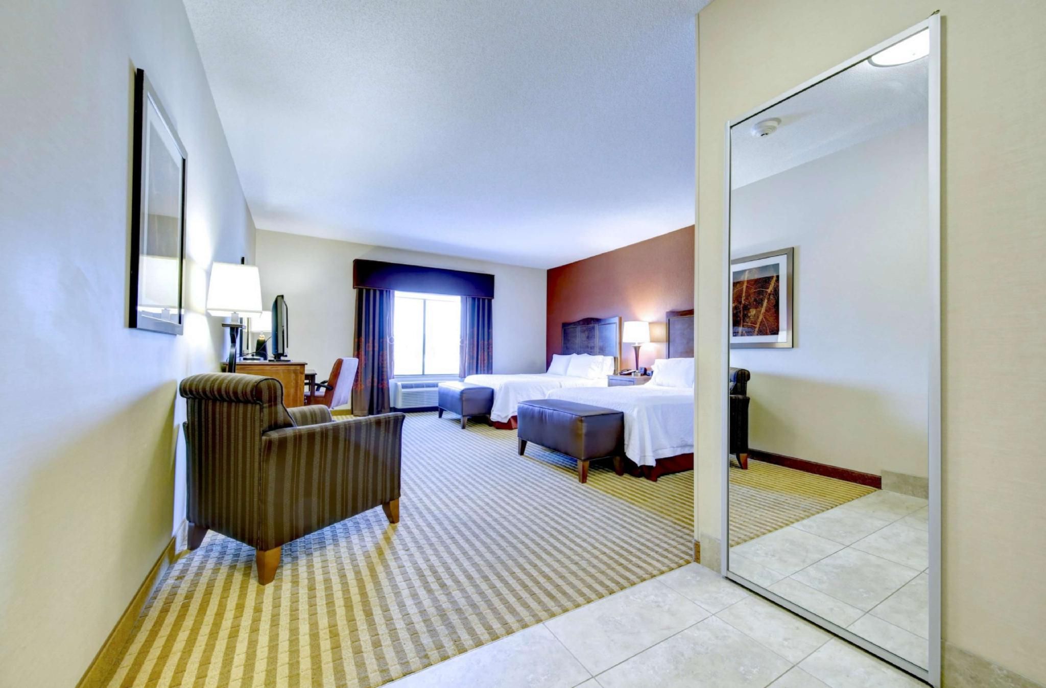 2 QUEENS MOBILITY/HEARING ACCESS TUB NOSMOK