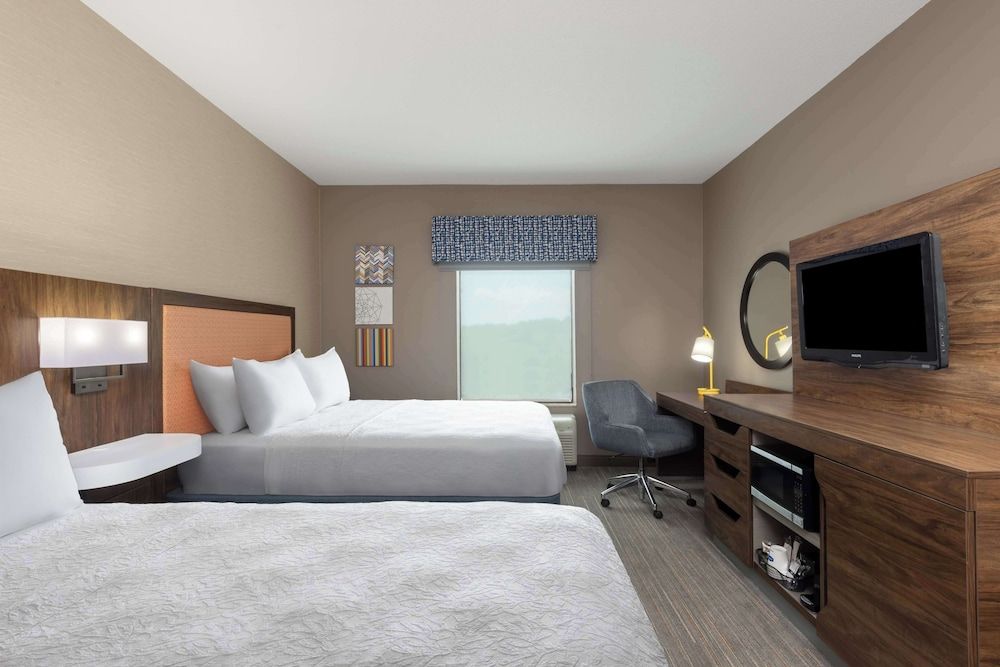 Hampton Inn & Suites Harrisburg/North Two Queen Beds