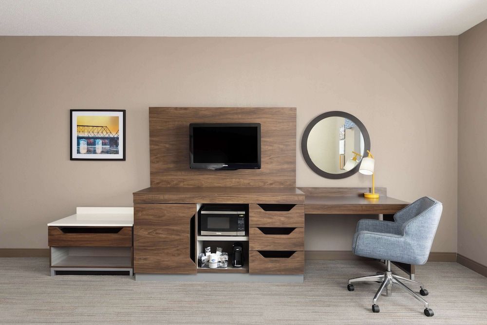 Hampton Inn & Suites Harrisburg/North Room, 2 Queen Beds, Accessible, Non Smoking 9