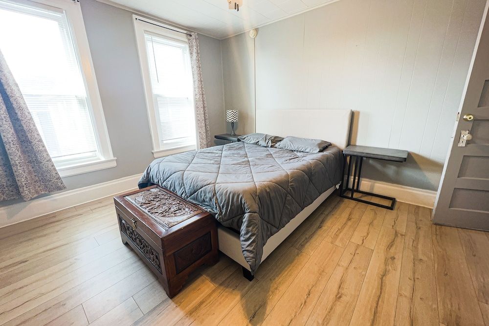 THE 1023 With Private Yard & Parking, Near Falls & Casino by Niagara Hospitality Deluxe House 14