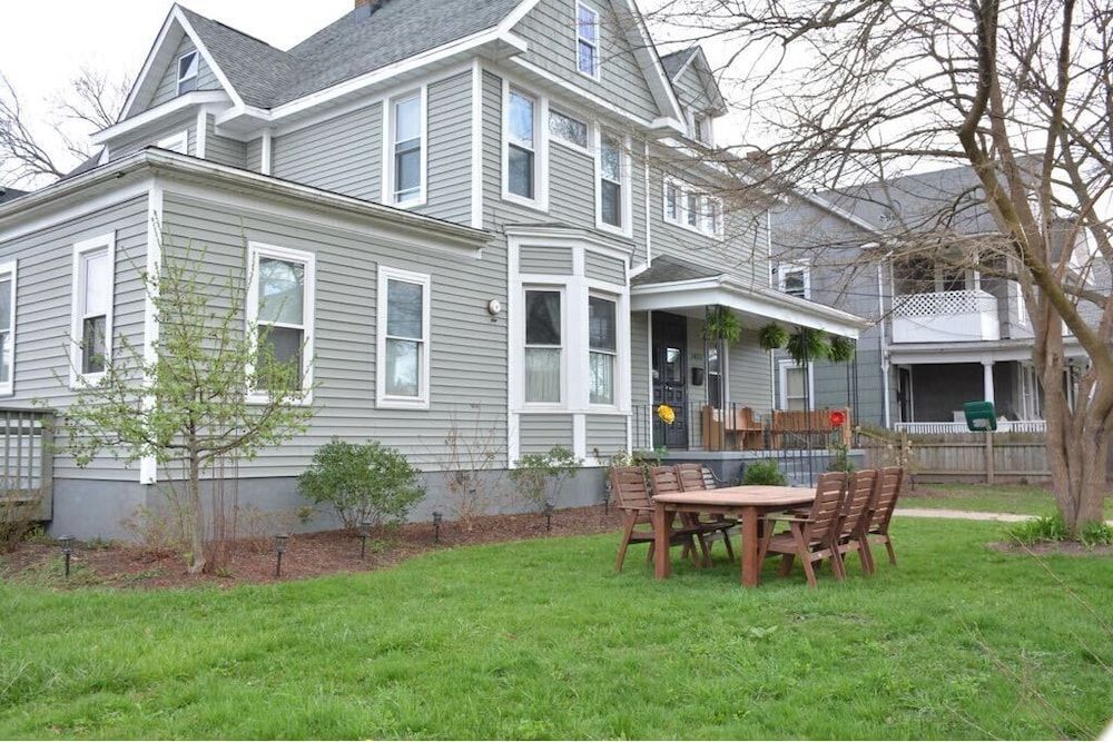 undefined THE 1023 With Private Yard & Parking, Near Falls & Casino by Niagara Hospitality 3