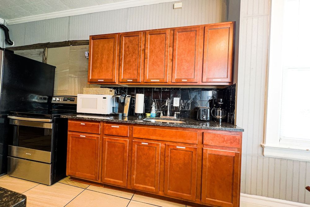 THE 1023 With Private Yard & Parking, Near Falls & Casino by Niagara Hospitality Deluxe House 23
