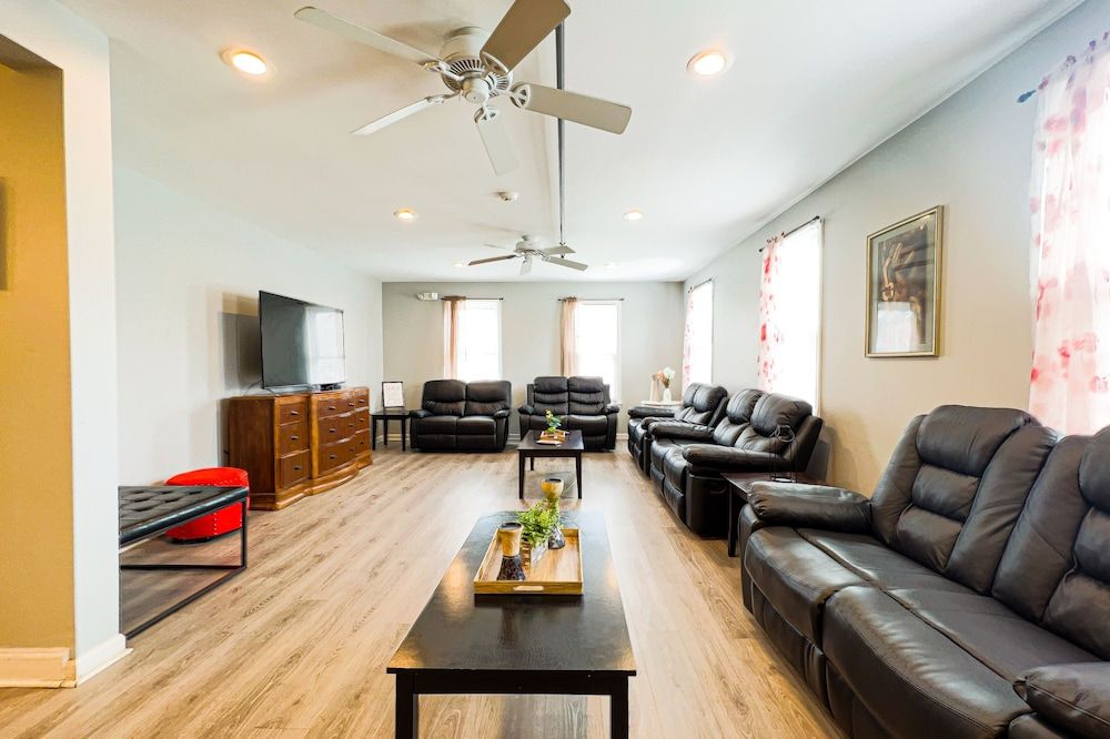 THE 1023 With Private Yard & Parking, Near Falls & Casino by Niagara Hospitality Deluxe House 25