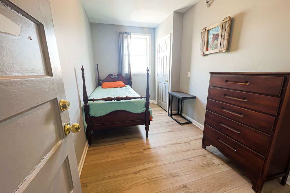 THE 1023 With Private Yard & Parking, Near Falls & Casino by Niagara Hospitality Deluxe House 16