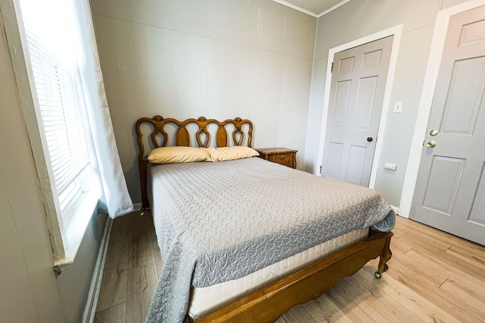 THE 1023 With Private Yard & Parking, Near Falls & Casino by Niagara Hospitality Deluxe House 10