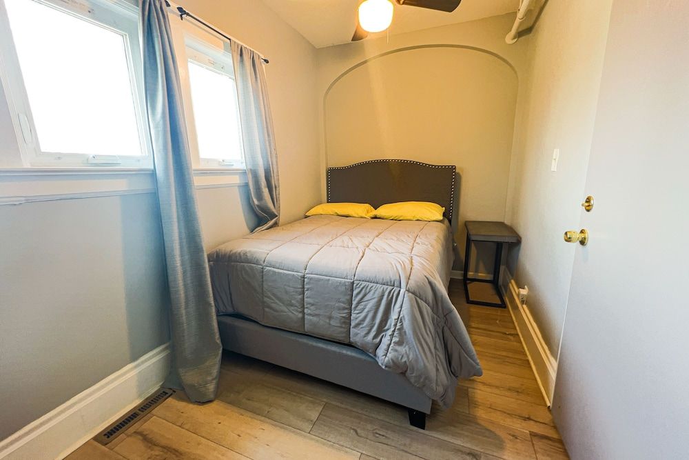 THE 1023 With Private Yard & Parking, Near Falls & Casino by Niagara Hospitality Deluxe House 12