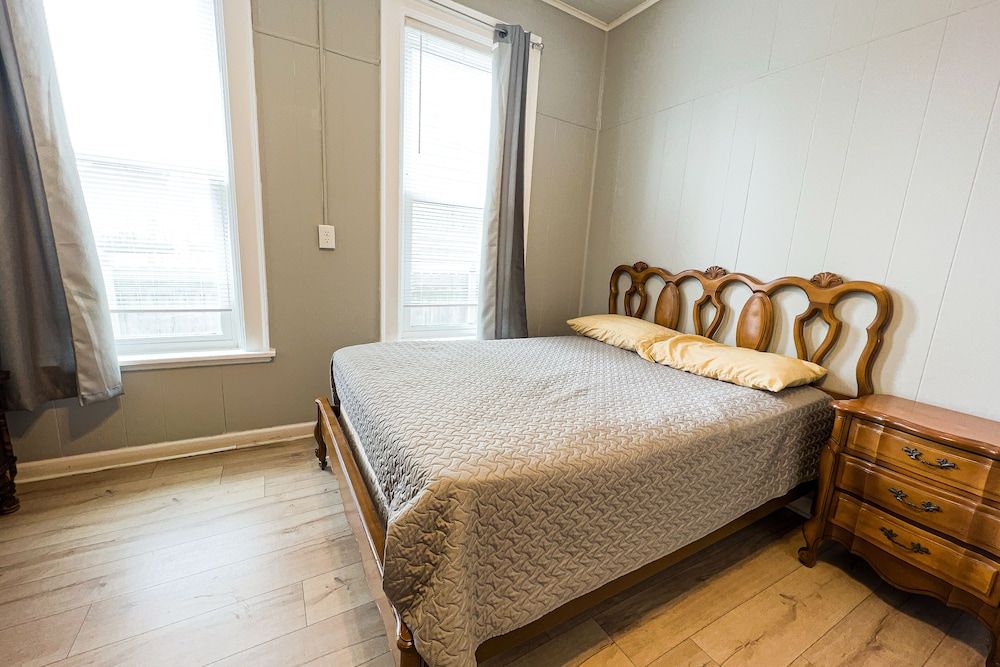 THE 1023 With Private Yard & Parking, Near Falls & Casino by Niagara Hospitality Deluxe House 9